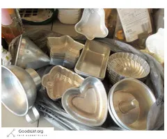 ALUMINUM, VINGTAGE JELLO MOLDS, COOKIE CUTTERS, COOKWARE - $200 (Canaan)